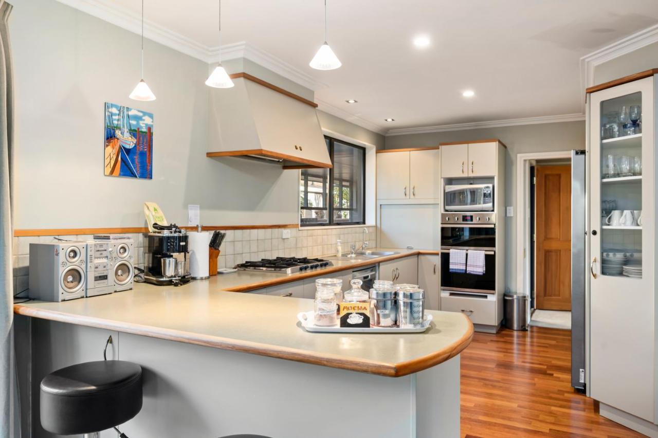 Taupo Escape - Rainbow Point Holiday Home ภายนอก รูปภาพ