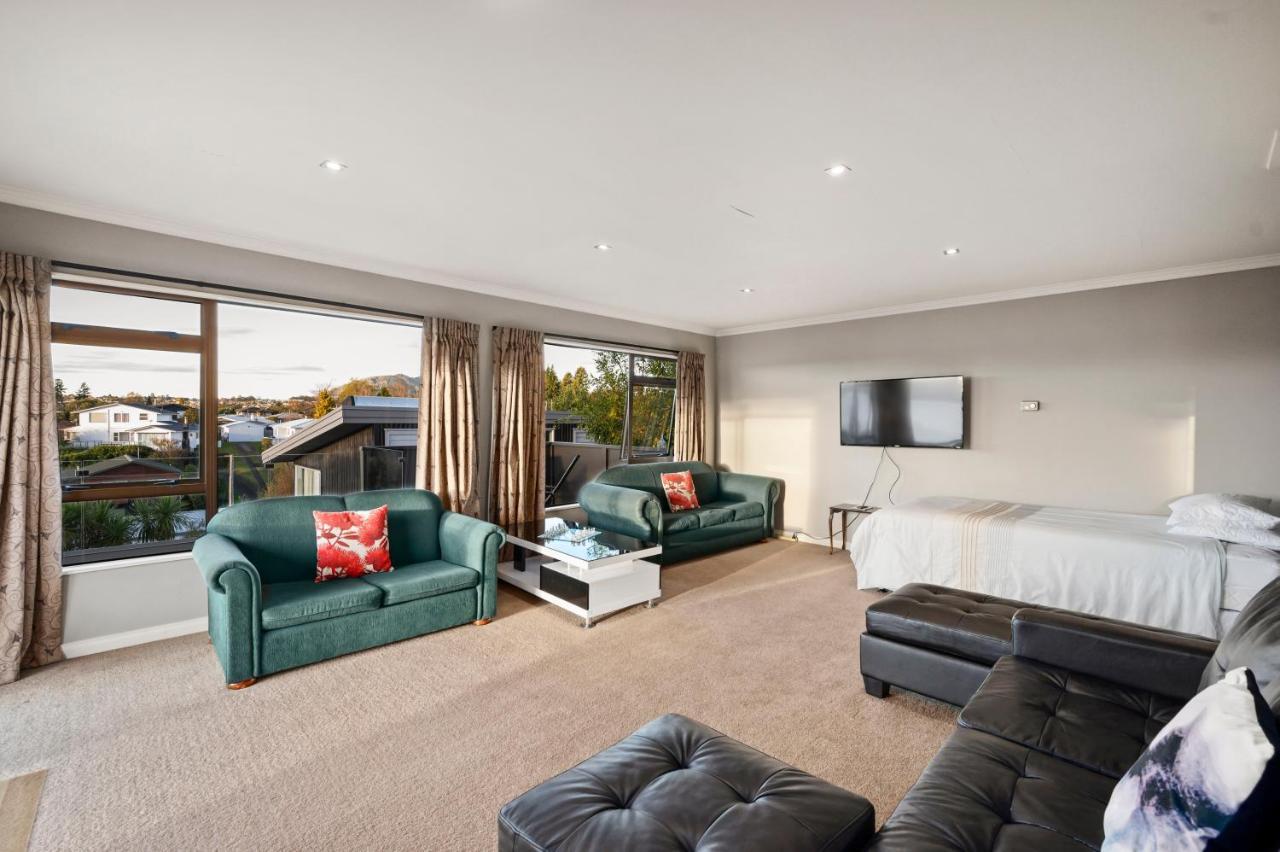 Taupo Escape - Rainbow Point Holiday Home ภายนอก รูปภาพ